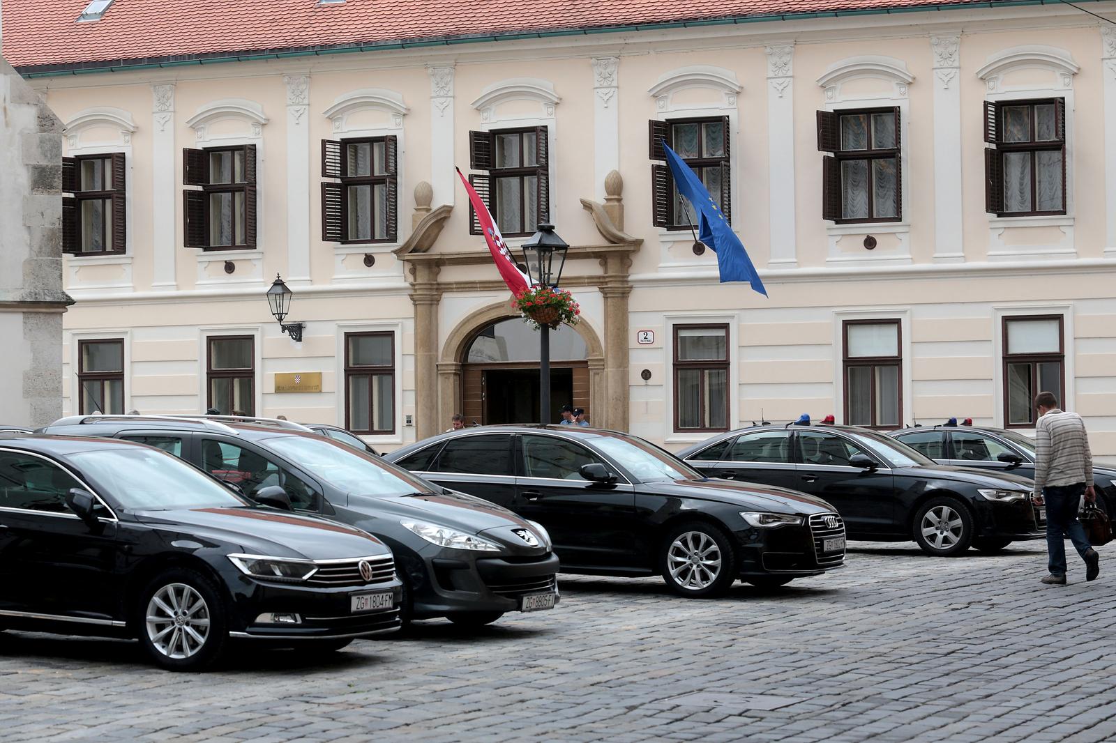 06.06.2016., Zagreb - Brojne novinarske ekipe cijeli dan pokusavaju ispred Banskih dvora doci do sugovornika i informacija o krizi Vlade. Jedino doga?anje bila je skednica Koordinacije za gospodarstvo.rPhoto: Patrik Macek/PIXSELL