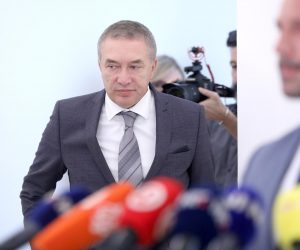 06.10.2022., Zagreb - Dragan Kovacevic, optuzen u aferi JANAF za primanje mita, namjestanje poslova i nezakonito pogodovanje odlazi iz Sabora nakon zavrsetka sjednice Nacionalnog vijeca za pracenje provedbe strategije suzbijanja korupcije.
.
 Photo: Patrik Macek/PIXSELL