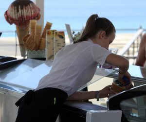 Konobari u ugostiteljskim objektima na moru 07.07.2018., Opatija - Konobarica u ugostiteljskom objektu na moru. rPhoto: Goran Kovacic/PIXSELL