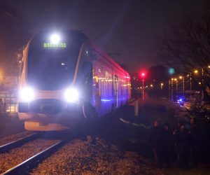 07.11.2022., Zagreb - U popodnevnim satima doslo je do prometne nesrece u kojoj je vlak kod zatvora Remetinec naletio na covjeka. Unesreceni je prevezen u KBC Rebro, a okolnosti nesrece se tek utvrdjuju. Photo: Igor Kralj/PIXSELL