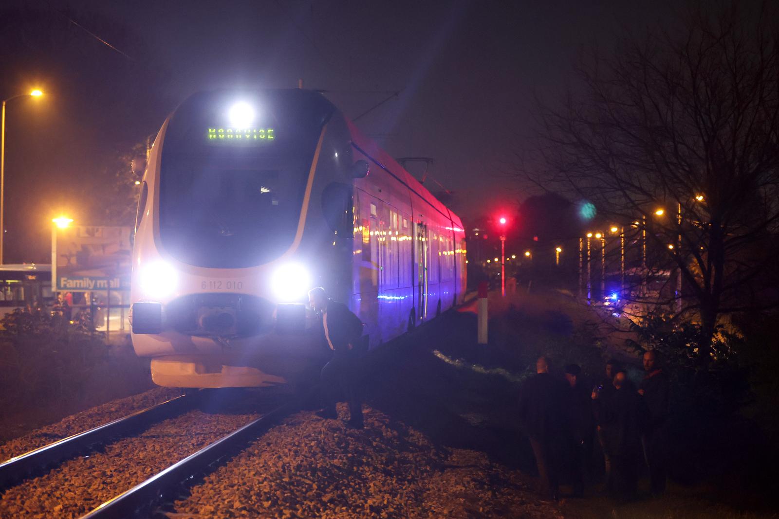 07.11.2022., Zagreb - U popodnevnim satima doslo je do prometne nesrece u kojoj je vlak kod zatvora Remetinec naletio na covjeka. Unesreceni je prevezen u KBC Rebro, a okolnosti nesrece se tek utvrdjuju. Photo: Igor Kralj/PIXSELL