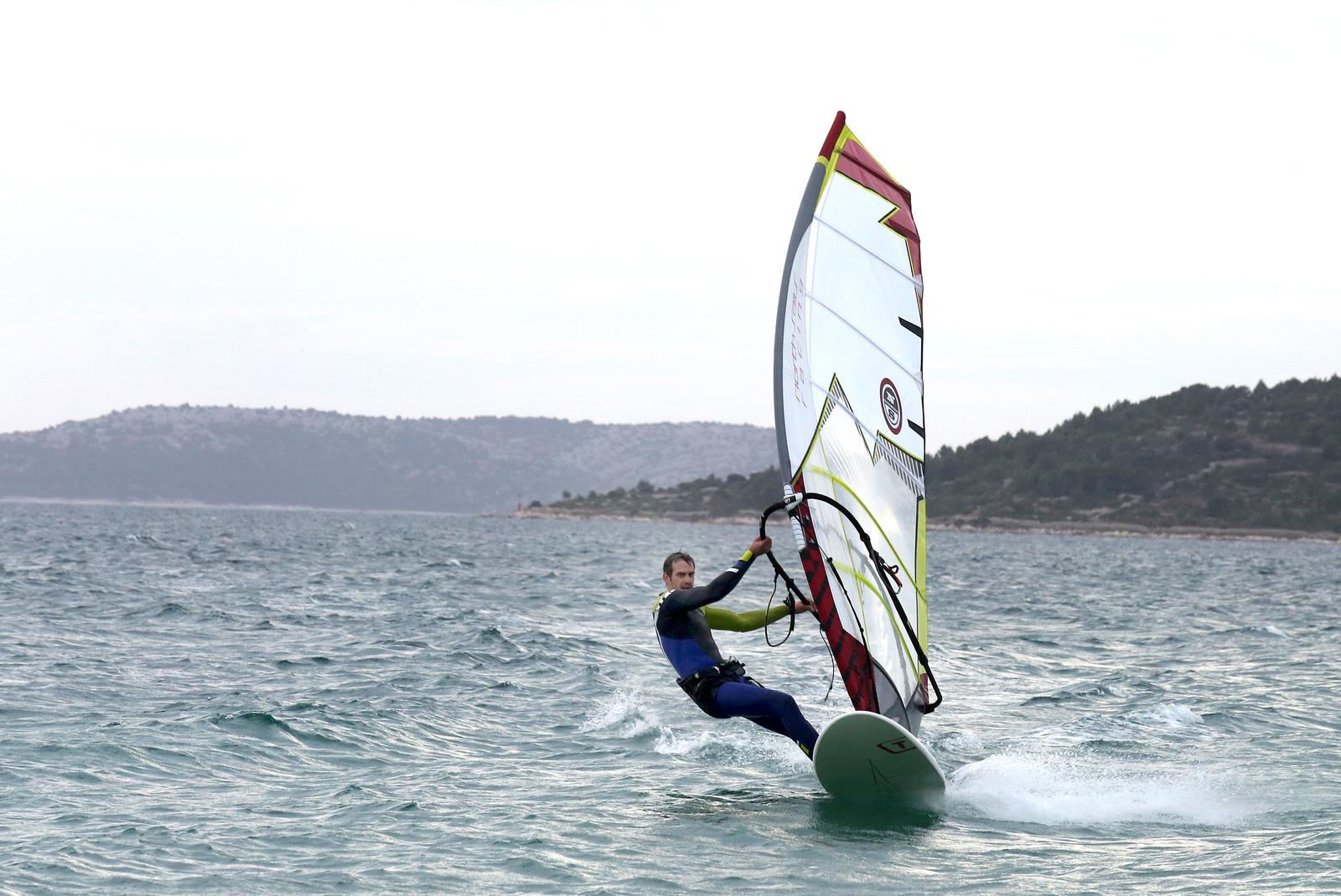 09.01.2016., Sibenik - Surferi iz kluba Jadrija iskoristili su pogodno vrijeme za rekreaciju uz omiljeni hobi. rPhoto: Dusko Jaramaz/PIXSELL