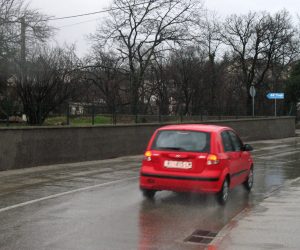 07.02.2009.,Cavle - U prometnoj nesreci u noci na subotu tesko su ozlijedjena trojica mladica. Vozac A.V.(23) bez vozacke dozvole i s neregistriranom Hondom, zbog prevelike brzine na mokrom kolniku je izgubio kontrolu nad autom u Cavlima kod Rijeke. Presao je u suprotni trak i zabio se u nadolazecu Opel Vectru, koju je vozio M.L.(27). Vozac Opela je potom autom udario u dvoriste kuce. Uz vozaca su tesko ozlijedjena i dvojica putnika iz Honde.rPhoto Danilo Pavletic/24sata