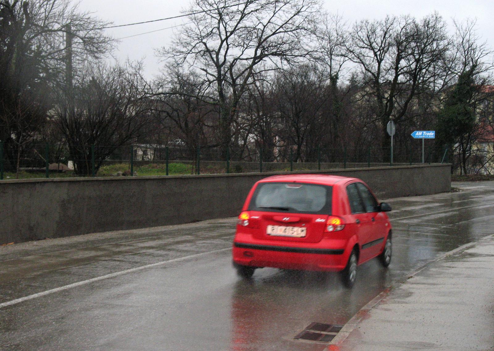 07.02.2009.,Cavle - U prometnoj nesreci u noci na subotu tesko su ozlijedjena trojica mladica. Vozac A.V.(23) bez vozacke dozvole i s neregistriranom Hondom, zbog prevelike brzine na mokrom kolniku je izgubio kontrolu nad autom u Cavlima kod Rijeke. Presao je u suprotni trak i zabio se u nadolazecu Opel Vectru, koju je vozio M.L.(27). Vozac Opela je potom autom udario u dvoriste kuce. Uz vozaca su tesko ozlijedjena i dvojica putnika iz Honde.rPhoto Danilo Pavletic/24sata