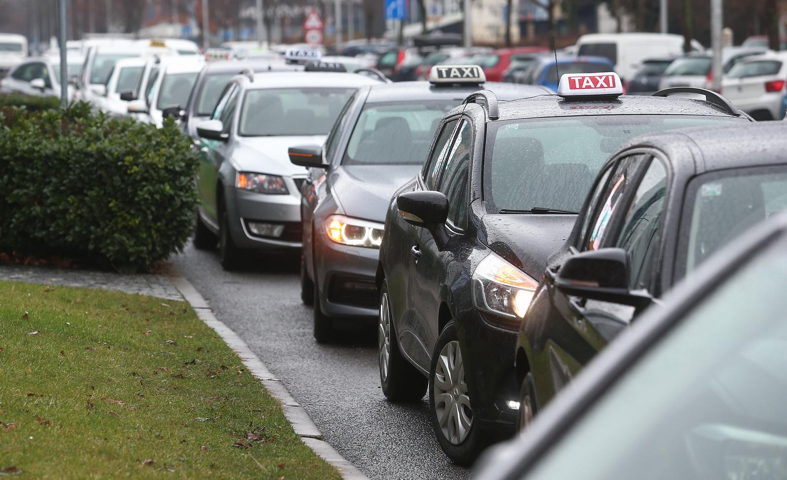 09.02.2021., Zagreb - Novoosnovani Nezavisni sindikat vozaca taksija odrzao prosvjed upozorenja, ispred sjedista Bolta u Radnickoj cesti.rPhoto: Matija Habljak/PIXSELL
