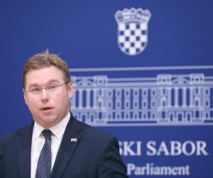 09.09.2022., Zagreb - Na konferenciji za medije Kluba zastupnika HDZ-a odrzanoj u Saboru o temi „Vladin paket mjera za zastitu kucanstava i gospodarstva od rasta cijena“ govorili su zastupnici Branko Bacic i Marko Pavic.
 Photo: Patrik Macek/PIXSELL