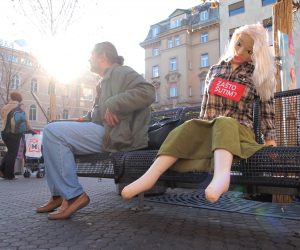25.11.2009., Zagreb - Kampanja "Silovana" kojom udruga B.a.b.e. obiljezavaju Medjunarodni dan borbe protiv nasilja nad zenama odrzala se na Cvjetnom trgu. Postavljanje lutki koje ce ispricati  price umjesto zena zrtava seksualnih zlocina. rPhoto: Tomislav Miletic/PIXSELL