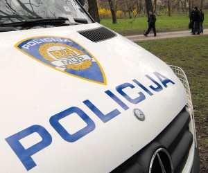 31.03.2010., Cakovec, Hrvatska- Cakovecki perivoj pun pijanih osnovnoskolaca i srednjoskolaca. Na mjestu dogadjaja dosla je i policija te legitimirala skolarce, a neke i odvela na trijeznjenje u stanicu.rPhoto: Vjeran Zganec Rogulja/PIXSELL