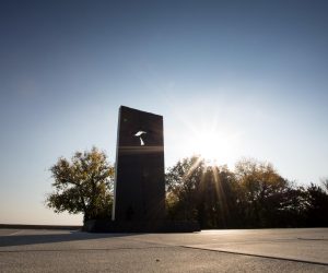 28.10.2021., Vukovar -  Pet kilometara jugoistocno od Vukovara nalazi se farma Ovcara koja je u suvremenoj hrvatskoj povijesti ostala zapamcena kao mjesto najveceg zlocina u Domovinskom ratu.
Hangar koji je u mirnodopsko vrijeme sluzio kao skladiste poljoprivredne mehanizacije od rujna 1991. godine pretvoren je u logor za nesrpsko stanovnistvo grada i okolice. U hangaru je 20. studenoga dovezeno vise od 260 hrvatskih branitelja i civila iz vukovarske bolnice. Po dolasku su im oduzete dragocjenosti i osobni predmeti te su krenula premlacivanja i torture. Prezivjeli su u vecernjim i nocnim satima istoga dana vozeni na lokaciji udaljenu oko jedan kilometar od hangara gdje ih je usred oranice cekala iskopana jama. Njih 200 smaknuto je hicima i zakopano bez ikakvog obiljezja. Danas se na mjestu hangara nalazi Spomen dom Ovcara koji cuva sjecanje na ranjenike i civile odvedene iz vukovarske bolnice, zatvorene i mucene u bivsem hangaru, a potom pogubljene i zakopane. Pokolj na Ovcari, odnosno pokolj u Vukovaru, bio je ratni zlocin koji su pocinili pripadnici JNA i srpskih paravojnih postrojba u noci s 20. na 21. studenoga 1991. godine tijekom srpske okupacije Vukovara. Tada je ubijeno izmedju 255 i 264 civila i vojnika, uglavnom Hrvata.To je bio najveci pojedinacni pokolj Domovinskog rata.  Medju ubijenima su bili francuski ratni dragovoljac Jean-Michel Nicolier i hrvatski novinar Sinisa Glavasevic. 
 Photo: Emica Elvedji/PIXSELL