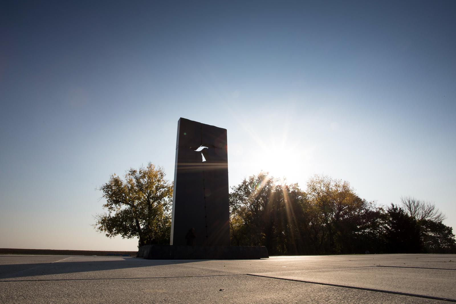 28.10.2021., Vukovar -  Pet kilometara jugoistocno od Vukovara nalazi se farma Ovcara koja je u suvremenoj hrvatskoj povijesti ostala zapamcena kao mjesto najveceg zlocina u Domovinskom ratu.
Hangar koji je u mirnodopsko vrijeme sluzio kao skladiste poljoprivredne mehanizacije od rujna 1991. godine pretvoren je u logor za nesrpsko stanovnistvo grada i okolice. U hangaru je 20. studenoga dovezeno vise od 260 hrvatskih branitelja i civila iz vukovarske bolnice. Po dolasku su im oduzete dragocjenosti i osobni predmeti te su krenula premlacivanja i torture. Prezivjeli su u vecernjim i nocnim satima istoga dana vozeni na lokaciji udaljenu oko jedan kilometar od hangara gdje ih je usred oranice cekala iskopana jama. Njih 200 smaknuto je hicima i zakopano bez ikakvog obiljezja. Danas se na mjestu hangara nalazi Spomen dom Ovcara koji cuva sjecanje na ranjenike i civile odvedene iz vukovarske bolnice, zatvorene i mucene u bivsem hangaru, a potom pogubljene i zakopane. Pokolj na Ovcari, odnosno pokolj u Vukovaru, bio je ratni zlocin koji su pocinili pripadnici JNA i srpskih paravojnih postrojba u noci s 20. na 21. studenoga 1991. godine tijekom srpske okupacije Vukovara. Tada je ubijeno izmedju 255 i 264 civila i vojnika, uglavnom Hrvata.To je bio najveci pojedinacni pokolj Domovinskog rata.  Medju ubijenima su bili francuski ratni dragovoljac Jean-Michel Nicolier i hrvatski novinar Sinisa Glavasevic. 
 Photo: Emica Elvedji/PIXSELL