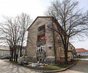 11.03.2021., Petrinja, vedar i  suncan dan u razrusenom Petrinji, gradjevinski strojevi u centru ruse objekt starog hotela koji se nalazio u neposrednoj blizini nekadasnjeg trgovackog centra Petrinjke. Sablasno prazne ulice grada s pokojim prolaznikom govori o odlasku stanovnika iz ovog starog Hrvatskog grada.rPhoto: Robert Anic/PIXSELL