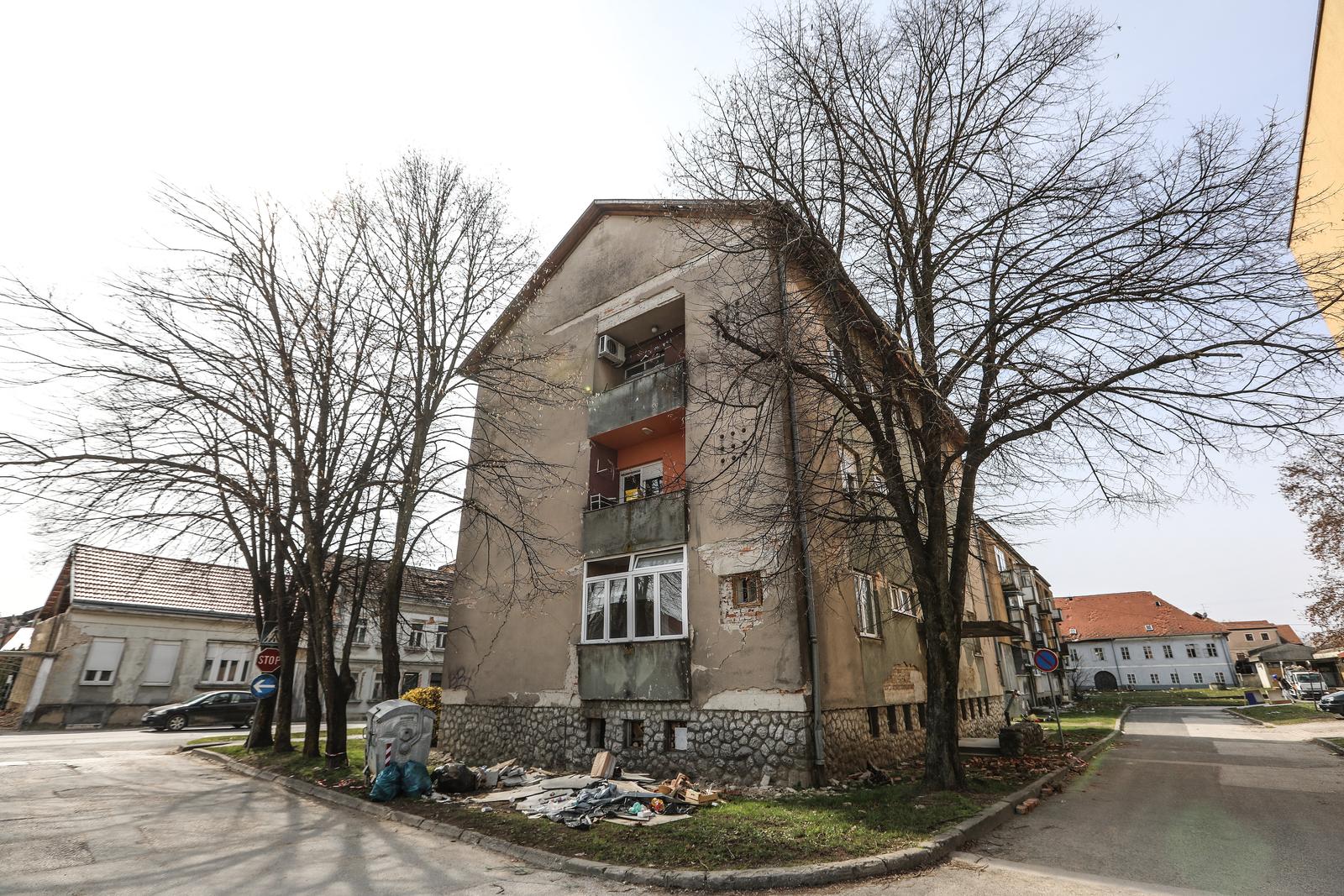 11.03.2021., Petrinja, vedar i  suncan dan u razrusenom Petrinji, gradjevinski strojevi u centru ruse objekt starog hotela koji se nalazio u neposrednoj blizini nekadasnjeg trgovackog centra Petrinjke. Sablasno prazne ulice grada s pokojim prolaznikom govori o odlasku stanovnika iz ovog starog Hrvatskog grada.rPhoto: Robert Anic/PIXSELL