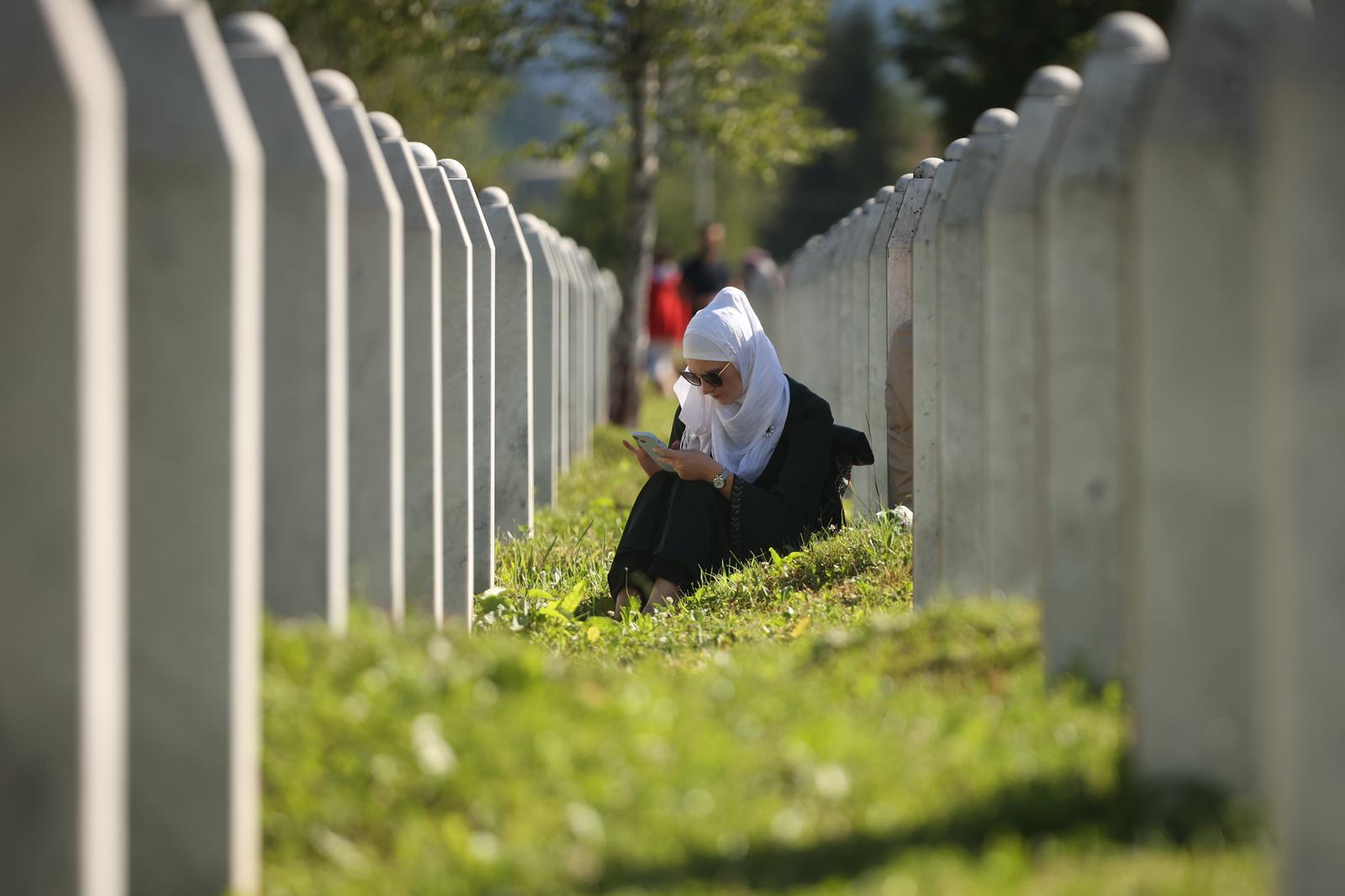 11.07.2022., Potocari, Bosna i Hercegovina - Porodice obilaze tabute i grobove svojih clanova porodica koji su ubijeni u genocidu u Srebrenici. Danas ce biti ukopano 50 novoidentifikovanih zrtava genocida.
 Photo: Armin Durgut/PIXSELL