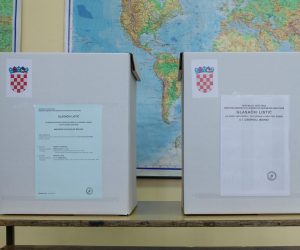11.09.2016., Krajiska 9, Zagreb - Gradjani glasuju na parlamentarnim izborima na birackom mjestu 28 u I. izbornoj jedinici. rPhoto: Davor Puklavec/PIXSELL