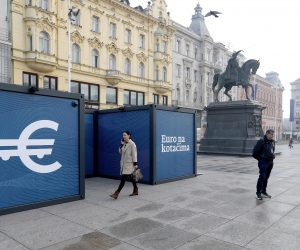 11.11.2022., Zagreb - Putujuca izložba “Euro na kotacima”, posebni edukativni projekt u sklopu informativne kampanje za zamjenu hrvatske kune eurom koju provode Vlada i Hrvatska narodna banka, uz sufinanciranje Europske unije, danas ce i sutra na Trgu bana Jelacica informirati zagrepcane o svim aspektima eura kao nacionalne valute.  Photo: Patrik Macek/PIXSELL