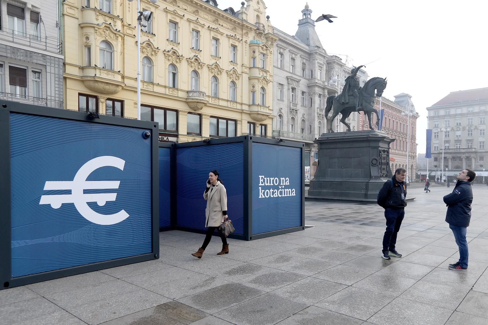 11.11.2022., Zagreb - Putujuca izložba “Euro na kotacima”, posebni edukativni projekt u sklopu informativne kampanje za zamjenu hrvatske kune eurom koju provode Vlada i Hrvatska narodna banka, uz sufinanciranje Europske unije, danas ce i sutra na Trgu bana Jelacica informirati zagrepcane o svim aspektima eura kao nacionalne valute.  Photo: Patrik Macek/PIXSELL