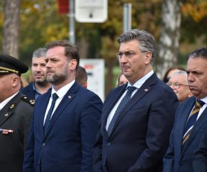 11.11.2022., Zupanja - Predsjednik Vlade Andrej Plenkovic polozio je vijenac te zapalio svijecu ispred Spomen obiljezja poginulim braniteljima zupanjske Posavine. Andrej Plenkovic, Mario Banozic. Photo: Matija Milanovic/PIXSELL