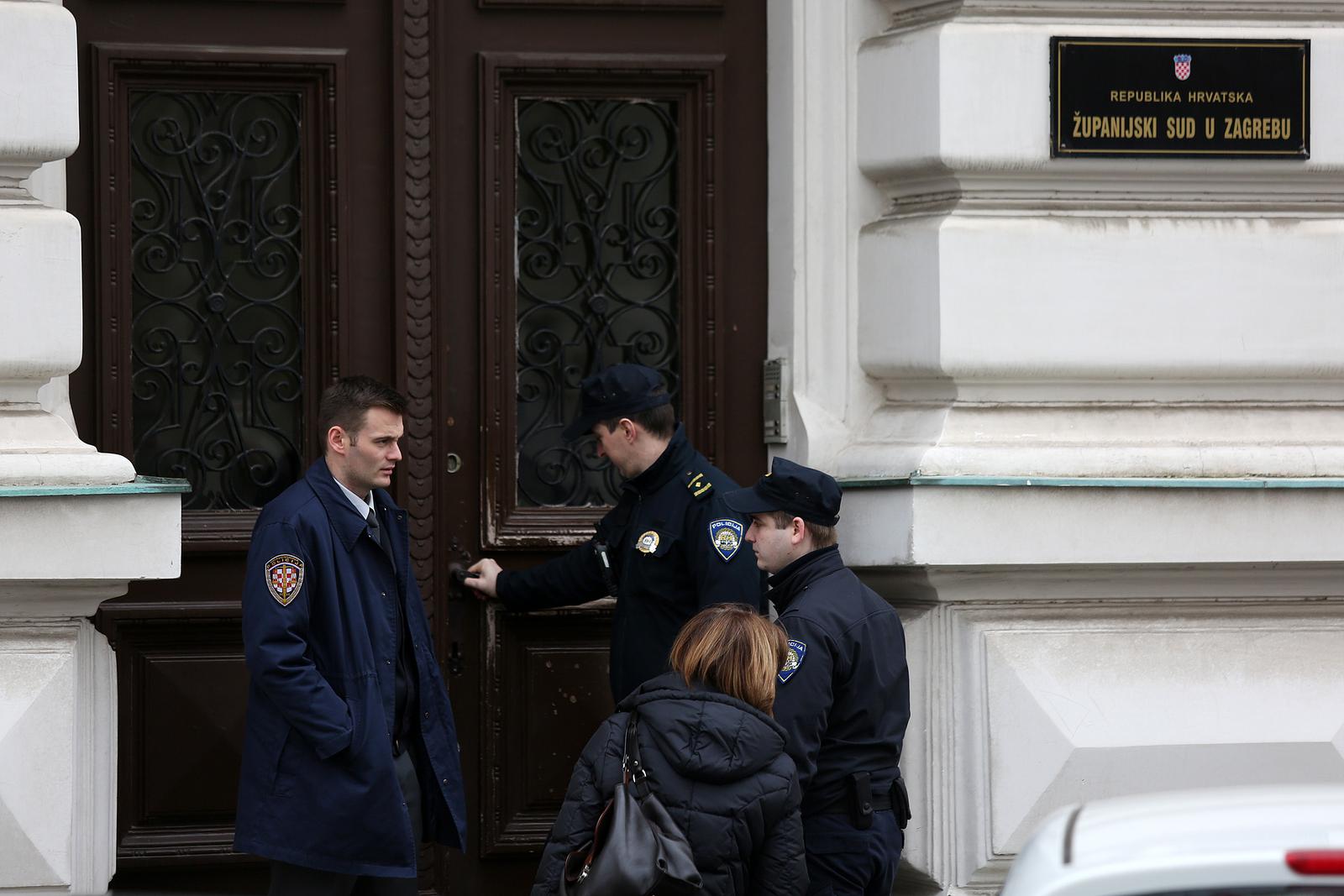 12.02.2015., Zagreb - Zupanijski sud u Zagrebu zaprimio je iza 9 sati dojavu o bombi. Prekinuti su svi sudski postupci u tijeku, te su djelatnici evakuirani iz zgrade suda, dok se ne provjeri dojava.rPhoto: Borna Filic/PIXSELL