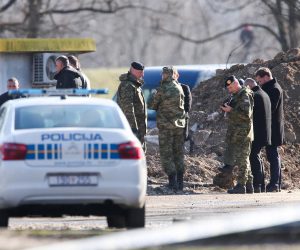 12.03.2022., Zagreb - Pripremne radnje za izvlacenje letjelice koja se prije dva dana srusila na Jarunu. Prema do sad prikupljenim podacima rijec je o vojno izvidjackom dronu srednjeg dometa TU-141 Strizh koji je proizveden u bivsem Sovjetskom Savezu. Ministar obrane Mario Banozic. Photo: Igor Kralj/PIXSELL