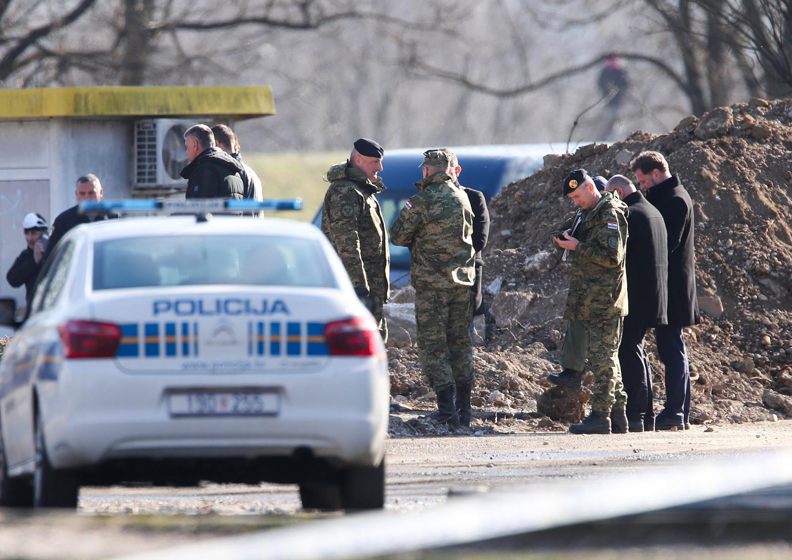 12.03.2022., Zagreb - Pripremne radnje za izvlacenje letjelice koja se prije dva dana srusila na Jarunu. Prema do sad prikupljenim podacima rijec je o vojno izvidjackom dronu srednjeg dometa TU-141 Strizh koji je proizveden u bivsem Sovjetskom Savezu. Ministar obrane Mario Banozic. Photo: Igor Kralj/PIXSELL
