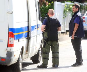 30.06.2012., Zagreb - Tijekom noci je bacena, a jutros pronadjena eksplozivna naprava u dvoristu kuce ciji je vlasnik Drago Vidakovic, bivsi sef Hypo Leasing Kroatiena. Policija i pirotehnicari aktivirali su eksplozivnu napravu kontroliranom eksplozijom. Photo: Zeljko Lukunic/PIXSELL