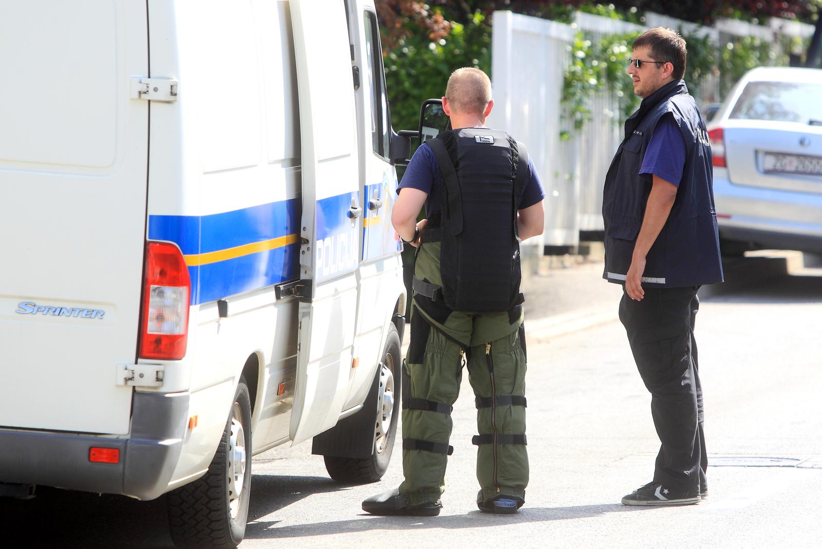 30.06.2012., Zagreb - Tijekom noci je bacena, a jutros pronadjena eksplozivna naprava u dvoristu kuce ciji je vlasnik Drago Vidakovic, bivsi sef Hypo Leasing Kroatiena. Policija i pirotehnicari aktivirali su eksplozivnu napravu kontroliranom eksplozijom. Photo: Zeljko Lukunic/PIXSELL