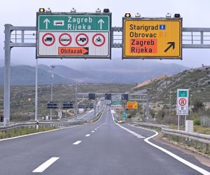 13.04.2021., Zadar - Na autocesti A1 vladaju zimsku uvjeti, te je promet otezan zbog snijega i vjetra. Photo: Dino Stanin/PIXSELL