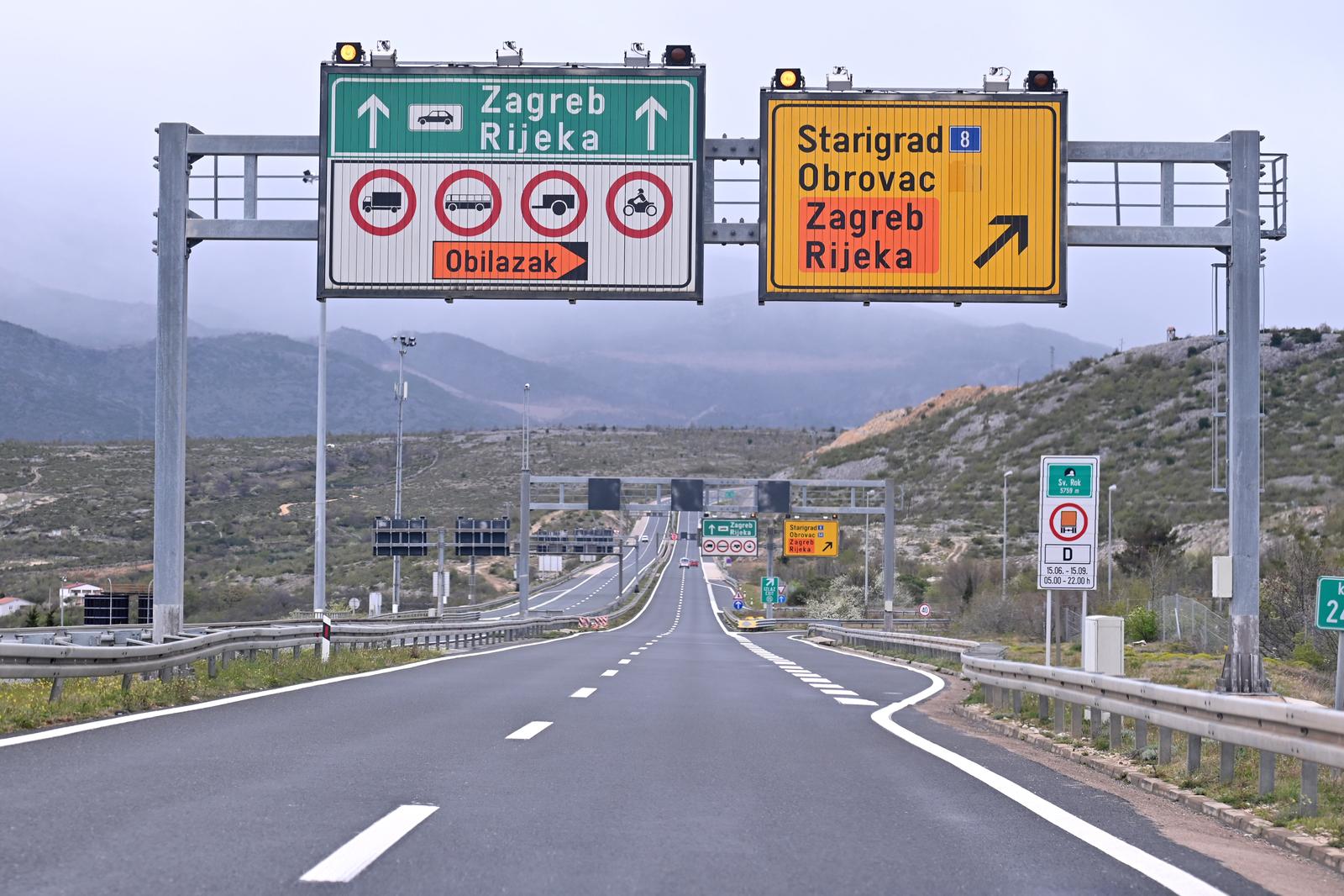 13.04.2021., Zadar - Na autocesti A1 vladaju zimsku uvjeti, te je promet otezan zbog snijega i vjetra. Photo: Dino Stanin/PIXSELL