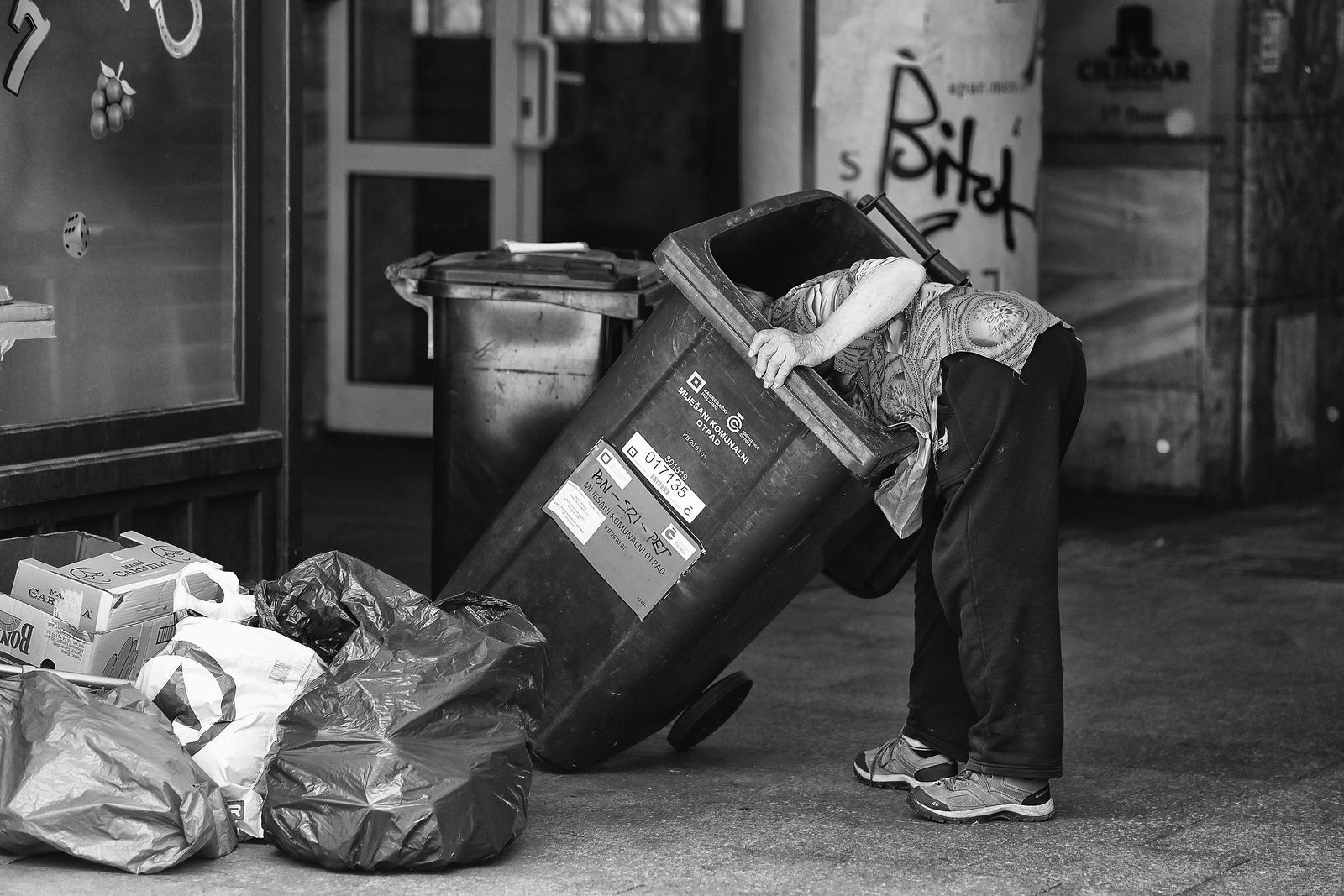 13.05.2022., Zagreb -  Starica pretrazuje kante za smece u potrazi za bocama koje moze unovciti. Rast cijena uzrokovan ratom u Ukrajini mogao bi jos veci broj starijih ljudi gurnuti preko praga siromastva.
 Photo: Patrik Macek/PIXSELL