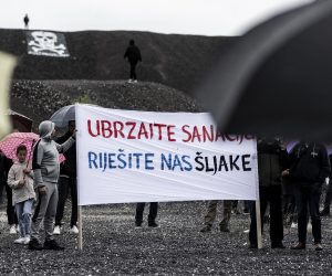 13.11.2022., Dugi Rat - Prosvjed mjestana zbog stotine tisuca tona sljake koja se ne sanira. Photo: Milan Sabic/PIXSELL