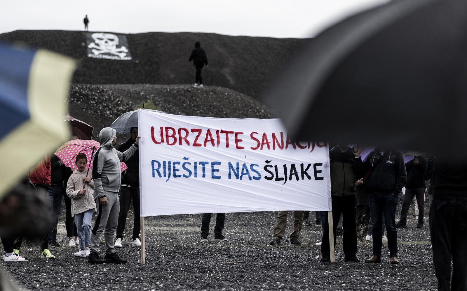 13.11.2022., Dugi Rat - Prosvjed mjestana zbog stotine tisuca tona sljake koja se ne sanira. Photo: Milan Sabic/PIXSELL