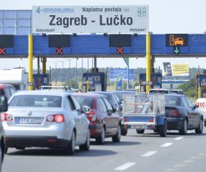 14.07.2013., Zagreb - Na autocesti Zagreb - Karlovac zbog prometne nesrece i kvarova automobila te velikog broja stranih turista stvaraju se guzve na cestama i odmoristima prema moru. rPhoto: Marko Lukunic/PIXSELL