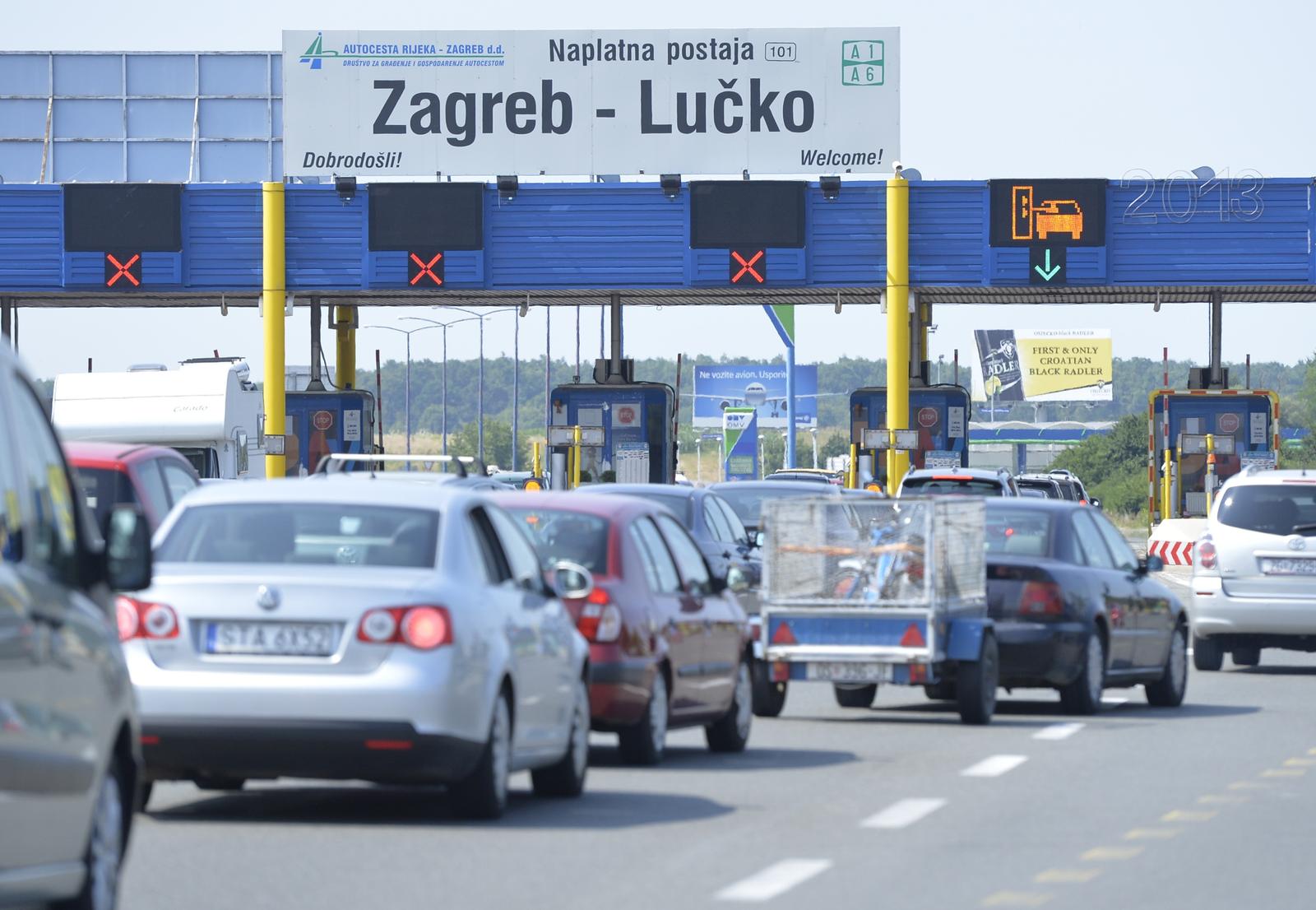 14.07.2013., Zagreb - Na autocesti Zagreb - Karlovac zbog prometne nesrece i kvarova automobila te velikog broja stranih turista stvaraju se guzve na cestama i odmoristima prema moru. rPhoto: Marko Lukunic/PIXSELL