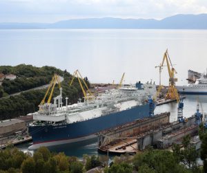 14.10.2020., Rijeka - Brod LNG Croatia, koji ce kao plutajuca jedinica za prihvat, skladistenje i uplinjavanje biti dio terminala za ukapljeni plin u Omislju, uplovio je u brodogradiliste Viktor Lenac.rPhoto: Goran Kovacic/PIXSELL