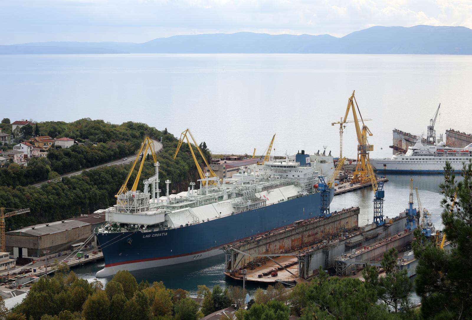 14.10.2020., Rijeka - Brod LNG Croatia, koji ce kao plutajuca jedinica za prihvat, skladistenje i uplinjavanje biti dio terminala za ukapljeni plin u Omislju, uplovio je u brodogradiliste Viktor Lenac.rPhoto: Goran Kovacic/PIXSELL