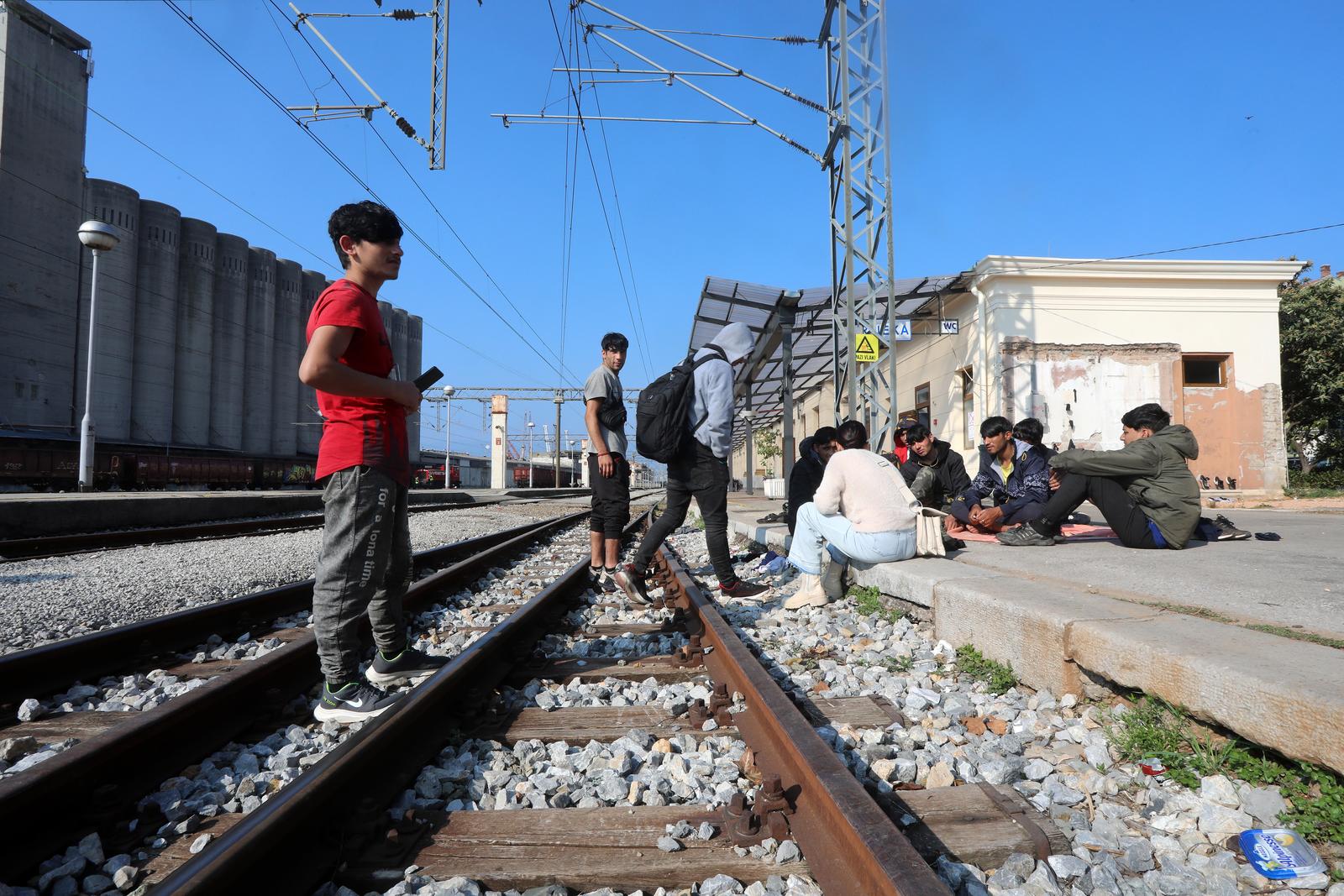 14.10.2022., Rijeka - Migranti na zeljeznickom kolodvoru.
  Photo: Goran Kovacic/PIXSELL