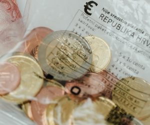 15.11.2022., Zagreb - HNB. Pocetni paket eurokovanica za potrosace bit ce dostupni od 1. prosinca u bankama, Financijskoj agenciji te HP-Hrvatskoj posti, a najvise ce se moci kupiti dva pocetna paketa eurokovanica za potrosace po jednoj transakciji. Paketi su pakirani u male plasticne vrecice u kojim se nalaze 33 eurokovanice svih apoena u vrijednosti od 13,28 eura, odnosno 100 kuna ce potrosaci izdvojiti za jedan pocetni paket eurokovanica.  Photo: Sanjin Strukic/PIXSELL