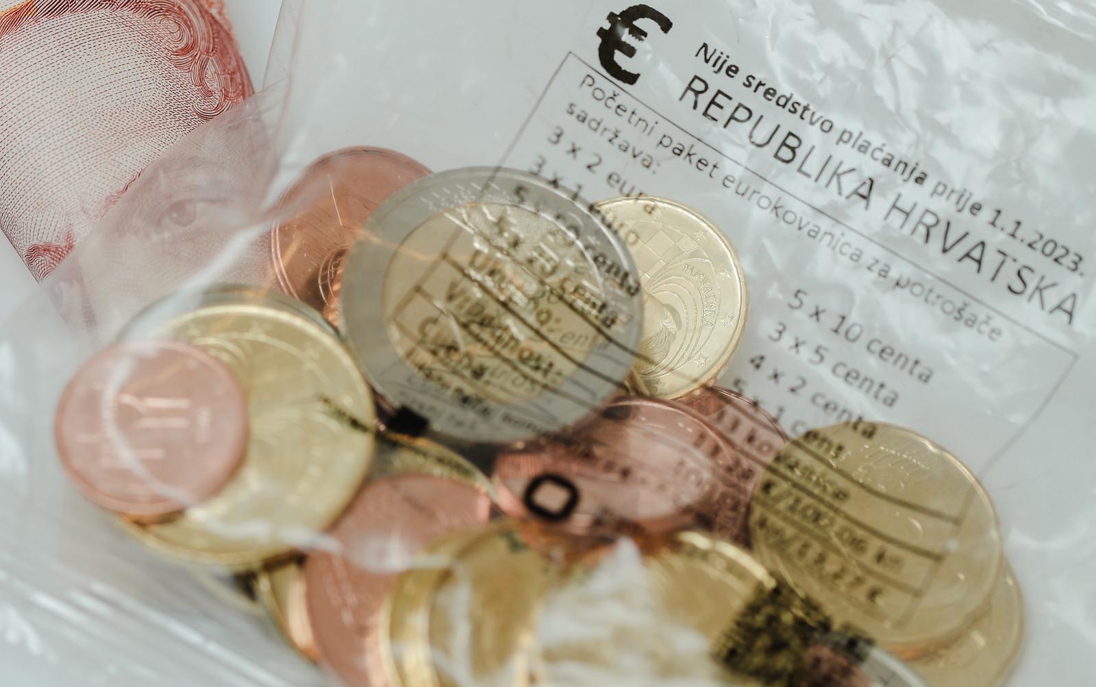 15.11.2022., Zagreb - HNB. Pocetni paket eurokovanica za potrosace bit ce dostupni od 1. prosinca u bankama, Financijskoj agenciji te HP-Hrvatskoj posti, a najvise ce se moci kupiti dva pocetna paketa eurokovanica za potrosace po jednoj transakciji. Paketi su pakirani u male plasticne vrecice u kojim se nalaze 33 eurokovanice svih apoena u vrijednosti od 13,28 eura, odnosno 100 kuna ce potrosaci izdvojiti za jedan pocetni paket eurokovanica.  Photo: Sanjin Strukic/PIXSELL