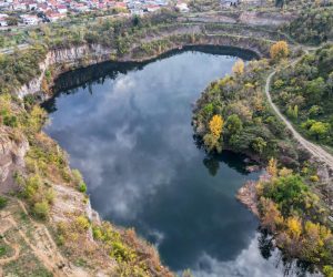 15.11.2022. Mostar -  Institut za nestale osobe u utorak ujutro zapoceo je pretrazivanje jezera na rudniku Vihovici u Mostaru, pod sumnjom da se u njemu nalazi masovna grobnica ubijenih u proteklom ratu u BiH. Po informacijama Instituta, u jezeru se nalazi izmedju 80 i 100 osoba.  

 Photo: Denis Kapetanovic/PIXSELL