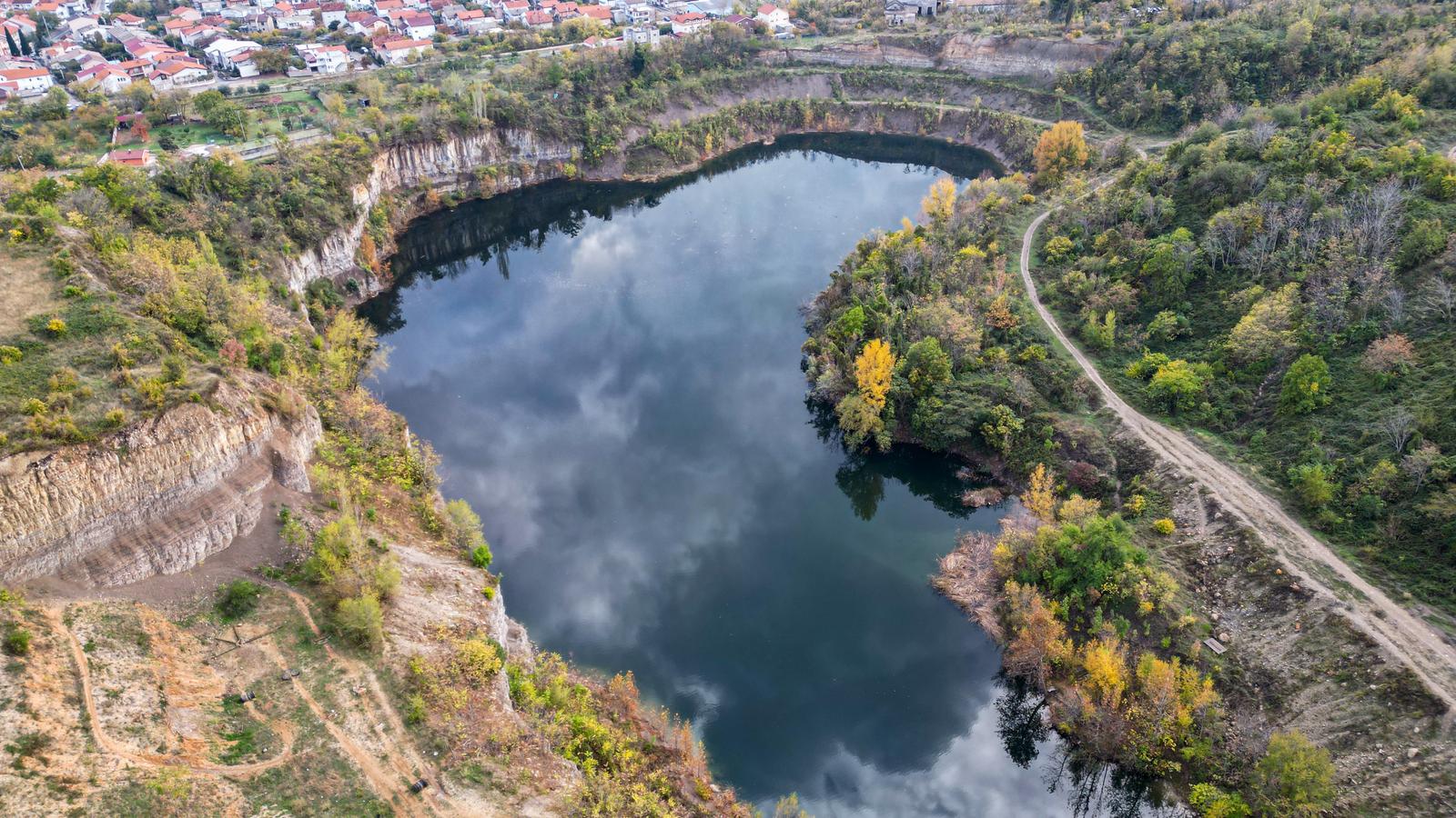 15.11.2022. Mostar -  Institut za nestale osobe u utorak ujutro zapoceo je pretrazivanje jezera na rudniku Vihovici u Mostaru, pod sumnjom da se u njemu nalazi masovna grobnica ubijenih u proteklom ratu u BiH. Po informacijama Instituta, u jezeru se nalazi izmedju 80 i 100 osoba.  

 Photo: Denis Kapetanovic/PIXSELL