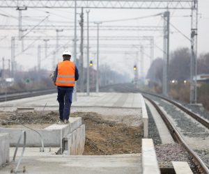 16.12.2021., Zagreb - Ministar mora, prometa i infrastrukture 
 Oleg Butkovic u obisao je danas radove na zeljezničkom stajalistu Sesvetska Sopnica. Cijela investicija iznosit ce oko 20 milijuna kuna, a novac je u cijelosti osiguralo Ministarstvo mora, prometa i infrastrukture Republike Hrvatske.
 Photo: Patrik Macek/PIXSELL