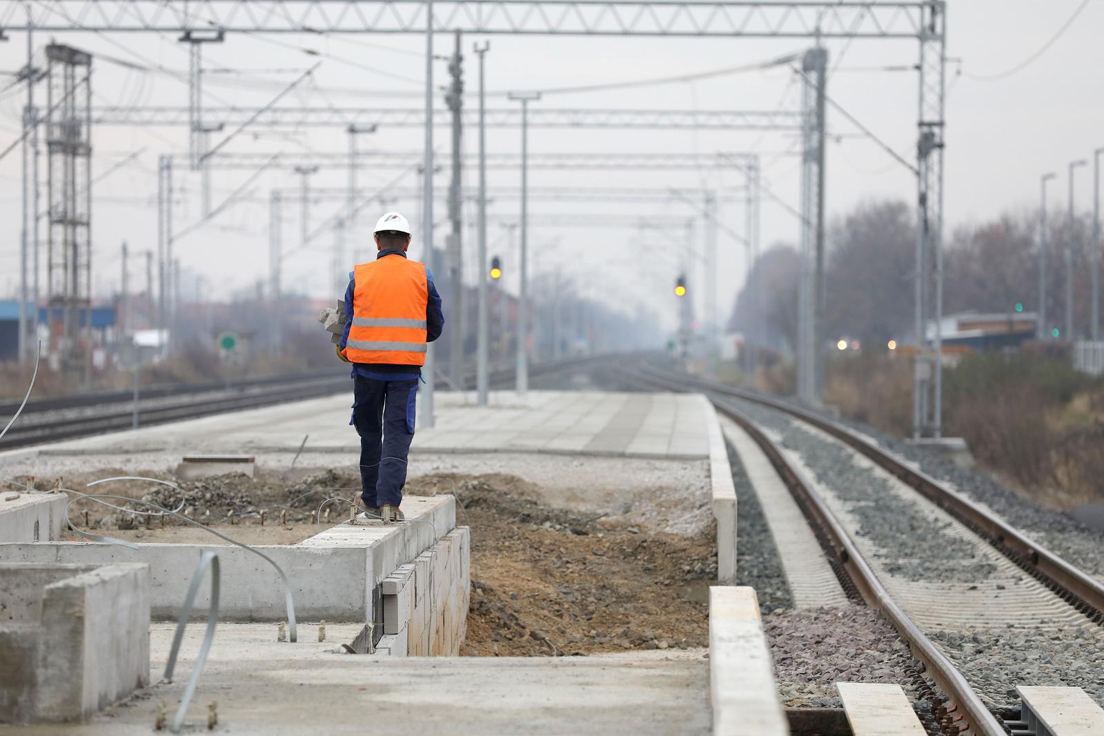 16.12.2021., Zagreb - Ministar mora, prometa i infrastrukture 
 Oleg Butkovic u obisao je danas radove na zeljezničkom stajalistu Sesvetska Sopnica. Cijela investicija iznosit ce oko 20 milijuna kuna, a novac je u cijelosti osiguralo Ministarstvo mora, prometa i infrastrukture Republike Hrvatske.
 Photo: Patrik Macek/PIXSELL