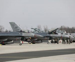 17.03.2022.,Zagreb, ministar obrane Mario Banozic u vojarni Pukovnik Marko Zivkovic na Plesu susreo se sa zapovjednikom 31. borbenog krila AVIANO brigadnim generalom Jasonom Baileyem.Borbeni zrakolovi F-16  u hrvatskoj zracnoj bazi Pleso 
 Photo: Robert Anic/PIXSELL    Photo: Robert Anic/PIXSELL
