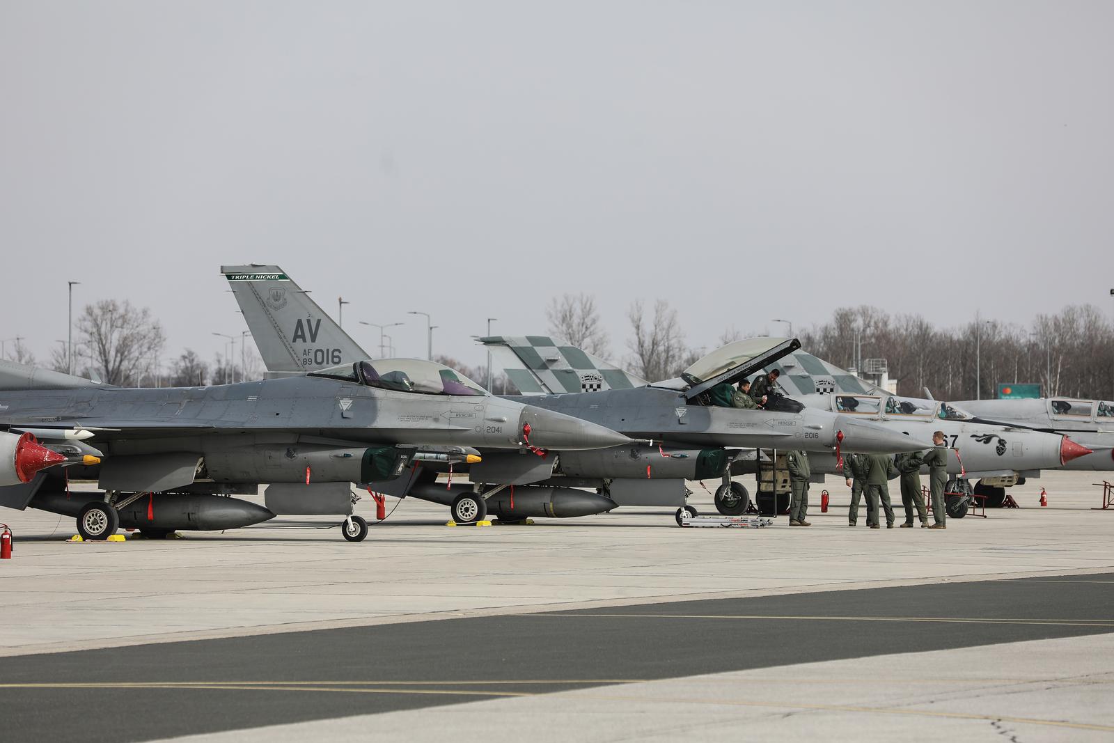 17.03.2022.,Zagreb, ministar obrane Mario Banozic u vojarni Pukovnik Marko Zivkovic na Plesu susreo se sa zapovjednikom 31. borbenog krila AVIANO brigadnim generalom Jasonom Baileyem.Borbeni zrakolovi F-16  u hrvatskoj zracnoj bazi Pleso 
 Photo: Robert Anic/PIXSELL    Photo: Robert Anic/PIXSELL