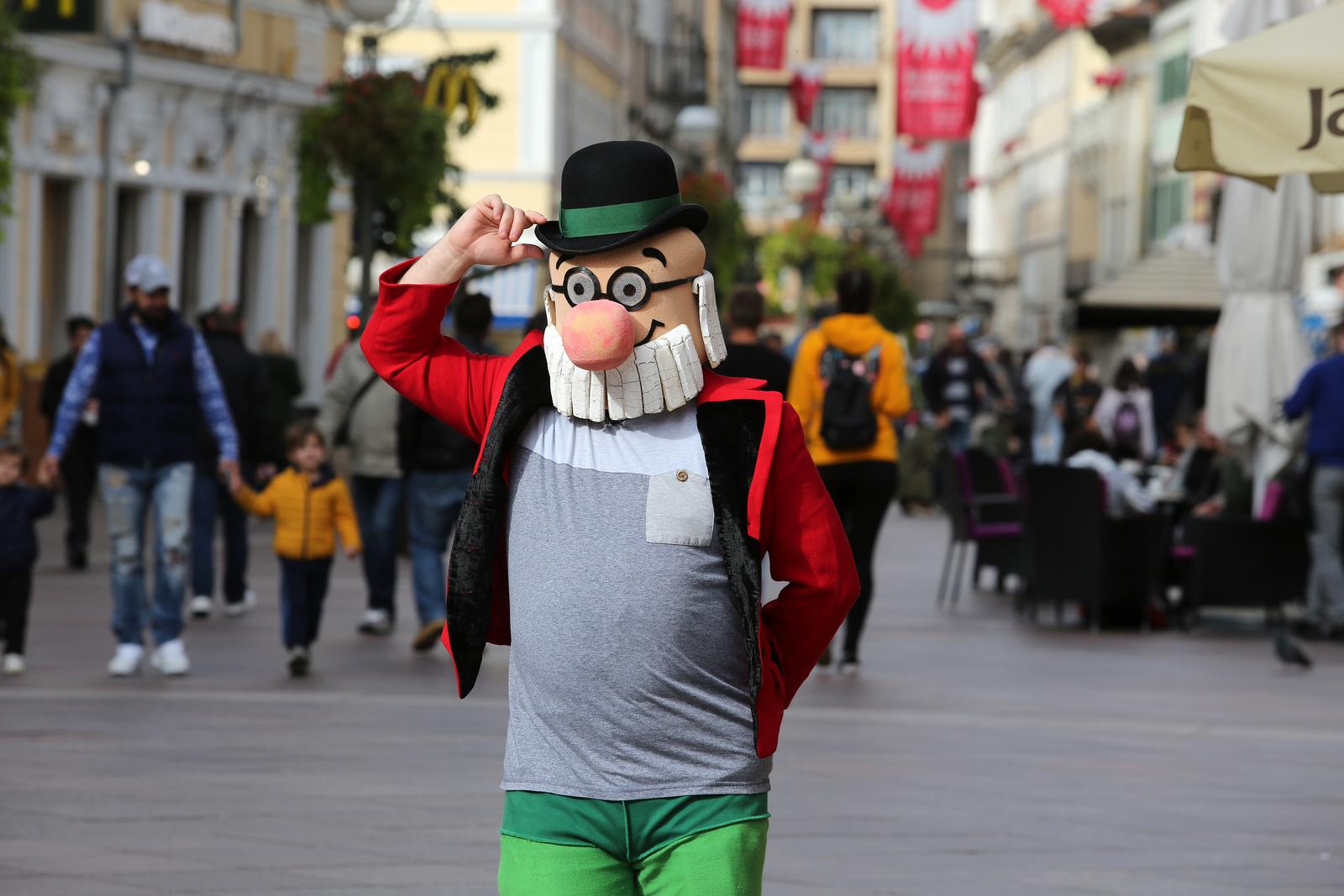 17.10.2020., Rijeka - Profesor Baltazar prosetao je Korzom do Gradske uprave gdje se susreo s gradonacelnikom Vojkom Obersnelom koji mu je pomogao objesiti plocu na zgradu Grada.rPhoto: Goran Kovacic/PIXSELL