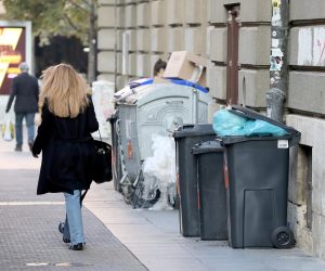 17.10.2022., Zagreb - Treceg ponedjeljka primjene novog nacina odvajanja smeca, Zagreb ujutro vise ne izgleda kao izlog temeljnog projekata gradske vlasti. U samo centru grada vide se odlozene vrecice, a niti broj kanti za smece na ulicama vise nije zanemariv. Vrecica ne bi smjelo biti jer je od subote do ponedjeljka navecer zabranjeno odlaganje i smece se ne vozi, a kante se vecinom mogu pripisati poslovnim subjektima za koje ocito vrijede druga pravila. Photo: Patrik Macek/PIXSELL