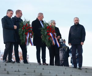 17.11.2022., Vukovar - Predstavnici srpskih organizacija u Republici Hrvatskoj  odali su pocast svim nestalim i ubijenim Vukovarcima iz 1991 polaganjem vijenaca u rijeku Dunav. Photo: Davor Javorovic/PIXSELL