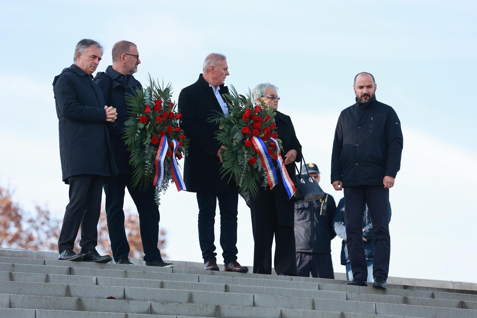 17.11.2022., Vukovar - Predstavnici srpskih organizacija u Republici Hrvatskoj  odali su pocast svim nestalim i ubijenim Vukovarcima iz 1991 polaganjem vijenaca u rijeku Dunav. Photo: Davor Javorovic/PIXSELL