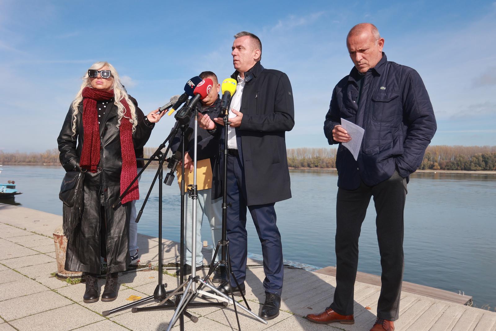 17.11.2022., Vukovar - Stipo Mlinaric zastupnik Domovinskog pokreta odrzao je konferenciju za medije povodom polaganja vijenaca od strane srpskih organizacija. Photo: Davor Javorovic/PIXSELL