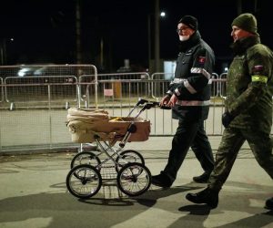 17.03.2022., Vysne Nemecke, Slovacka - Granicni prijelaz slovacko-ukrajinske granice Vysne Nemecke na koji pristizu izbjeglice iz ratom zahvacene Ukrajine. Unatoc niskim temperaturama u vecernjim satima pristizu zene i djeca. Photo: Luka Stanzl/PIXSELL
